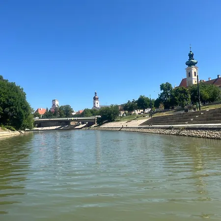 River - Free Parking *